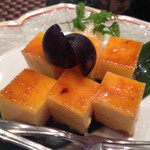 鮨 千寿 - デザートのアイスプリン。
      これは想像を遥かに超える美味しさ♪
      上に飾られている巨峰の相性もいい