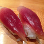 鮨 千寿 - ミョウガの握り
      すし飯にごまが効かせてありました。
      ミョウガの一番外側を使っているそうで、辛味がやわらかです。