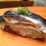 鮨 千寿 - 小ぶりの鰯を二枚重ね
      余りに美味しかったので、お代わり！
      二度目はほんのりお塩でいただきました♪