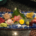 鮨 千寿 - お造り盛り合わせ
      お造りも美味しいけれど、添えられたケンも手が込んでる！ 大根に茗荷(ミョウガ)、何と南瓜！！
      美しい、、