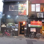 焼鳥酒場 くるくる - お店は大博通りから一本中に入った店屋町の道沿いにありますよ。
