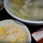 味鮮餃子 - （2015/6）海鮮タン麺、炒飯とセットで750円。