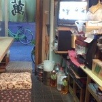 大衆酒場 萬両 - カウンター席の奥から入口を望む