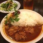 プエルタ - 旨辛チキンカレー大盛、ルーおかわり無料ティー、サラダつき800円