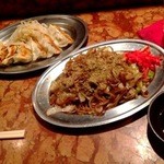 ＹＵＫＩ - 出前、向かいの「すだ屋」
      静岡餃子と富士宮焼きそば