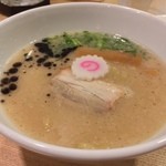 カーザ ルカ - ラー博は俺の社員食堂。  日伊豚骨半拉麺二番勝負  その一  ミニミラノとんこつラーメソ！  なるとが可愛い。さらりとしたスープにマー油、ストレート細麺。