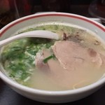 元祖 名島亭 - ラー博は俺の社員食堂。  日伊豚骨半拉麺二番勝負  その二  ミニ築炉釜出しとんこつラーメソ！  まろやかな味わいのスープ、極細ストレート麺。途中でごまや高菜を加えたり。