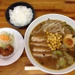 かのやラーメン - サービスに唐揚げを頂きました。嬉しい心気遣いです。