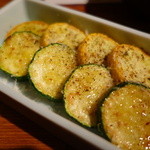 SUe - 2色ズッキーニの素揚げ　たっぷりのパルメザンと黒コショー