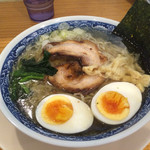 新宿めんや風花 - 天然塩ラーメン（750円）＋味玉（100円）。