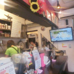 めだかタンタン - ●シミュレーション▶︎【5】1階のカウンター席はこんな感じ。女性2人の接客担当がいます！【2015年6月25日撮影】