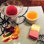 遊心美膳 高木 - カシスアイス、ホワイトチョコとラズベリーのムース、ココナッツとマンゴー、フルーツ