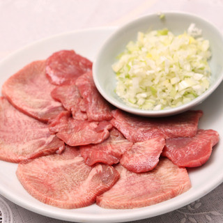 当店一番人気のタン焼きセット！新鮮な黒毛和牛使用のユッケも◎