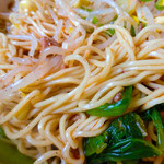 めだかタンタン - ■汁なし担々麺　680円■この写真でわかりますかね？細麺の表層に海老の風味たっぷりの出汁＋オリジナルペッパーが良く絡むんです。緑が視覚的に映えますが、苦みがややある感じで味のアクセントになっています。【2015年6月25日撮影】