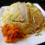 めだかタンタン - ●ちゃーしゅー炒飯680円！●こういう形でチャーシューがのっている炒飯って初めて見た！　キムチ？添えで 味の調節ができる気遣いが憎い！！【2015年6月25日撮影】