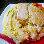 めだかタンタン - ●ちゃーしゅー炒飯680円！●お皿に盛った段階でここまでざっくりと割れ目があるんです。パラパラ炒飯の証！【2015年6月25日撮影】