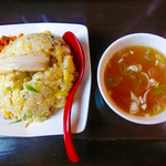 めだかタンタン - ●ちゃーしゅー炒飯680円！●　めにゅーには書かれていないのですが、スープ付き♡【2015年6月25日撮影】