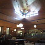 せせらぎ - 明るい店内