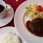 鉄板焼きバール ピアチェーレ - 自家製デミグラスソースの鉄板焼きハンバーグﾌﾟﾚｰﾄ 900円 (税込)〈おばん菜付き〉