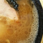 熊田家 - パンチのあるスープ。醤油も鶏脂もしっかり。