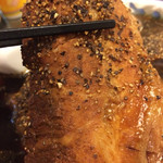 富山ブラックラーメンだらんま - 肉リフトアップ