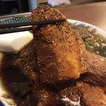 富山ブラックラーメンだらんま - 肉リフト
