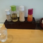 麺屋　史 - 調味料と箸入れ　※エコ箸と割り箸有ります