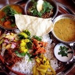 樹豆と野菜カレー1150円＆マトン挽肉とネパール山椒（単品だと1350円）2種類で注文すると＋800円？  ナスのマスタードピクルス100円とラディッシュとズッキーニの香菜和え100円をトッピング