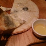 ラバーマ - ゴルゴンゾーラのピザ～チーズ好きなら是非食べて欲しい！美味しいんです!!
                                お好みでハチミツをかけて召し上がれ～。