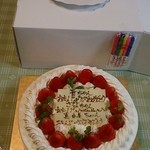 ラバーマ - 持ち込みさせていただいたケーキは…
                                幕張プティ・マリエさんの生デコレーションケーキです。甘すぎずパティシエな仕上がりにいつもうっとりしてしまいます(^^)