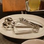 オステリア ブッコ - エスカルゴ専用トングとフォーク・・お洒落ですね！