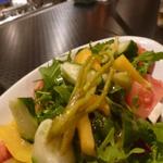 オステリア ブッコ - アスパラソバージュのピクルスをトッピング