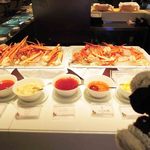 早速、お料理を取りに行こう～♪
          2月だったのでカニ祭りをやってました。