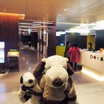 やってきのは、ハルカス19階、大阪マリオット都ホテル
          『ライブキッチンCOOKA（クーカ）』だよ。ブッフェスタイルのお店です。
          入口はホテルのフロントみたいだねえ。