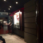 マキシム・ド・パリ　バールーム - 待ち合いの椅子から見える様子。ここは廊下です。