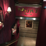 マキシム・ド・パリ　バールーム - マキシムの看板と、ロートレックの絵が見えて来ました。