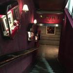 マキシム・ド・パリ　バールーム - 駅直結の地下2階から、マキシムのある地下3階へ降りて行きます。ちょっと不思議な穴ぐら感があります。