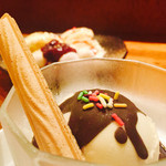竹とんぼ - バニラアイス黒ごまソースがけ