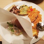 ライブキッチン COOKA - こちらもパエリアに、ケバブサンドに、
      今流行りの鯖バーガーも！