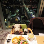 ライブキッチン COOKA - 今回、眺めのいい窓際席にしてもらえてラッキー！しかも！ボキらを見たスタッフのお姉さんがボキら用にお子ちゃま用のかわいいランチョンマット、食器にカトラリーを用意して下さいました。お心遣いに感謝です！