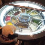 ライブキッチン COOKA - なんだこれ、宇宙ステーションか～？
      周りが光ってるぞ～
      よく見たら、中にジェラートアイスが入ってたよ。
      種類が多いなぁ。