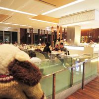ライブキッチン COOKA - 店内はとっても広いね～でもほぼ満席状態。
                ボキらはあらかじめ予約しておいたよ～。
                