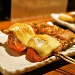 やきとん ま～ちゃん - 2015.6 肉巻きトマトチーズのせ（250円）、えのき肉巻き（210円）