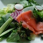 ボーセジュール - 朝取り野菜とスモークサーモンのサラダ