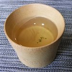 ラブカフェ アイチャ - 竹の器で、ほうじ茶をいただきます