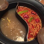 Shabushabu Onyasai - 薬膳辛いのとゆず塩スープのS字鍋。