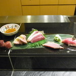 藤多 - 鴨の生ハムクリームチーズ巻き、蒸し鶏のたたきスモーク、昆布締めキャビア乗せ握りなど5種盛り