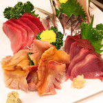 居酒屋 季助 - 赤貝、マグロ中トロ、初ガツオ、アジ刺身。どれも鮮度抜群！