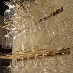 炭と地酒とたしなみワイン Kai本店 醸す - ワイングラスツリー、見ているだけで癒されるね～