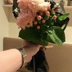 炭と地酒とたしなみワイン Kai本店 醸す - 事前相談しておけば、祝花も準備してくれるのだ。（別料金）